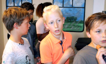 Kinderen in de escape room op zoek naar aanwijzingen.